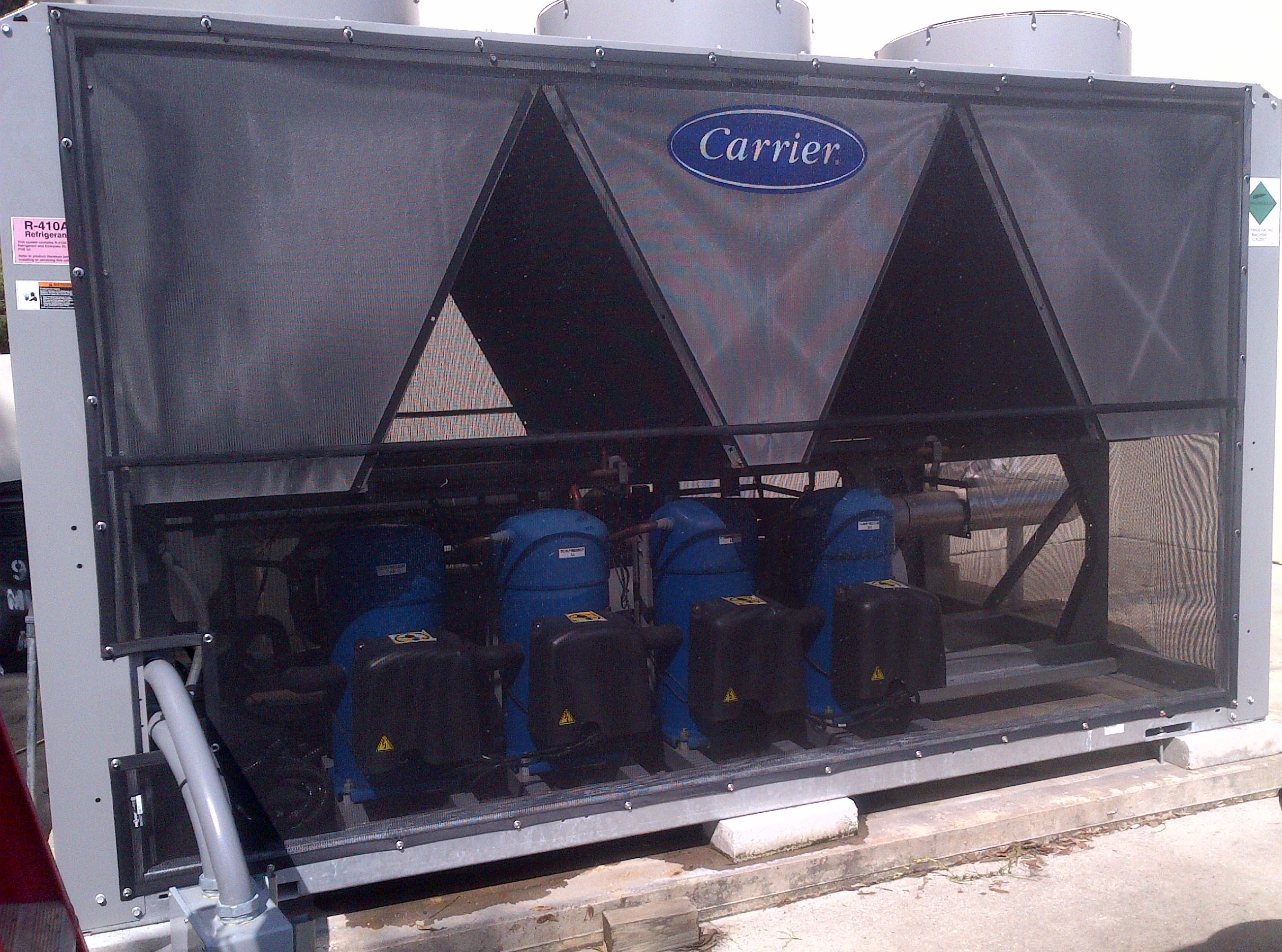 Carrier air-cooled chiller protected by a PreVent air intake filter screen